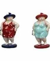 2x decoratie staande dikke dames beeldjes 20 cm in rode lichtblauwe jurk